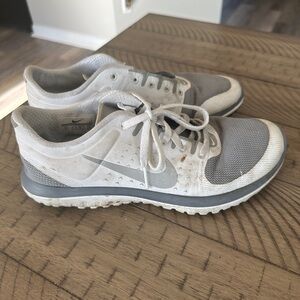 Used and well worn women’s nike running sneakers, size 6Y